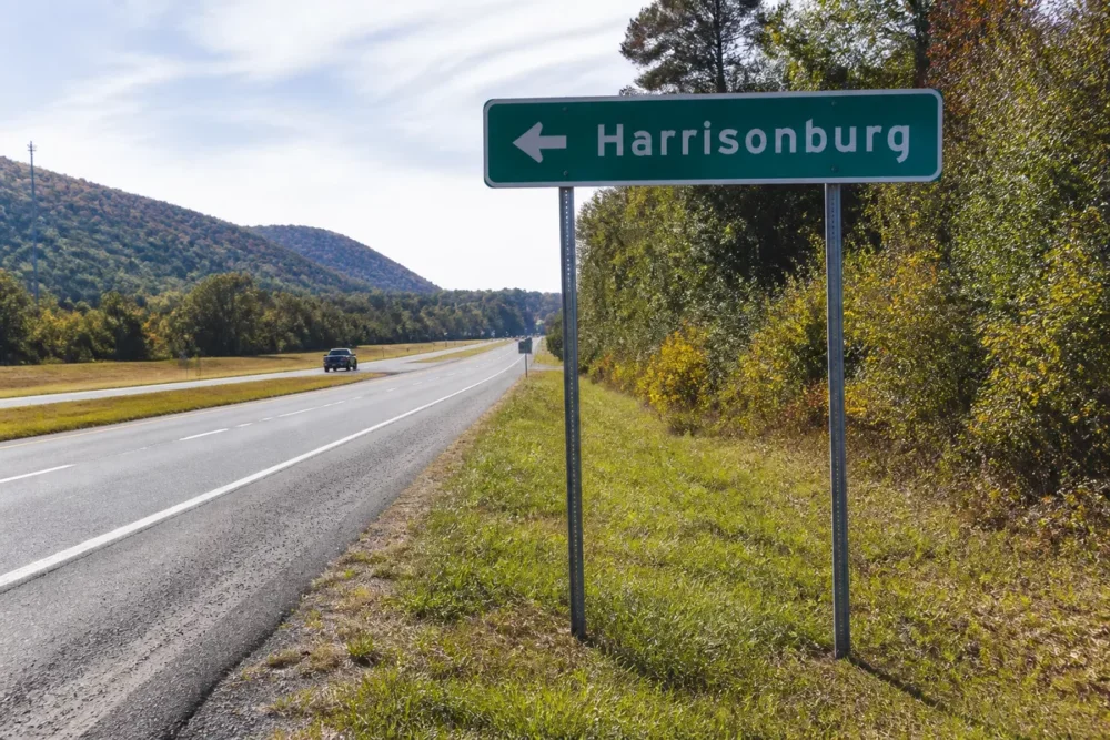 Panneau routier de Virginie vers Harrisonburg dans la vallée de Shenandoah, zone de l’indicatif 540