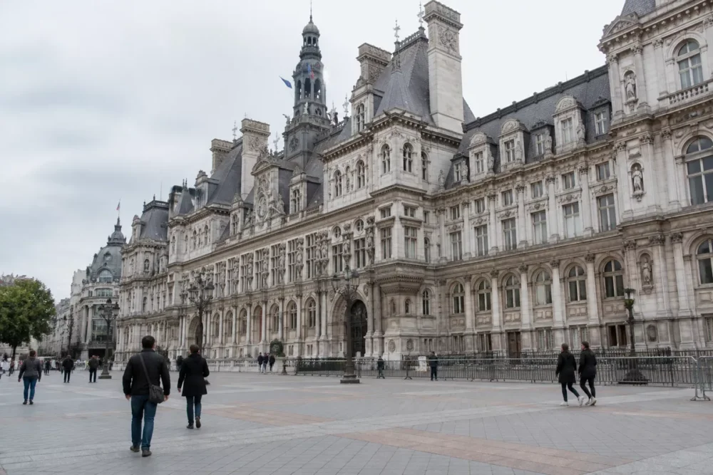 Façade de l’Hôtel de Ville de Paris liée aux services internes IntraParis