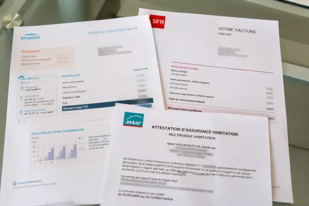 Dossier administratif montrant des factures de logement utilisées comme justificatif de domicile.