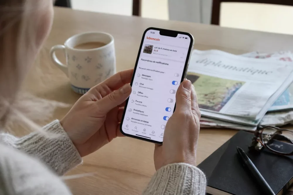 Téléphone affichant une application mobile de petites annonces Leboncoin.
