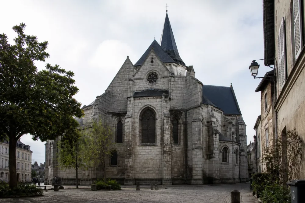 Collégiale Notre-Dame dans le centre historique de Melun.