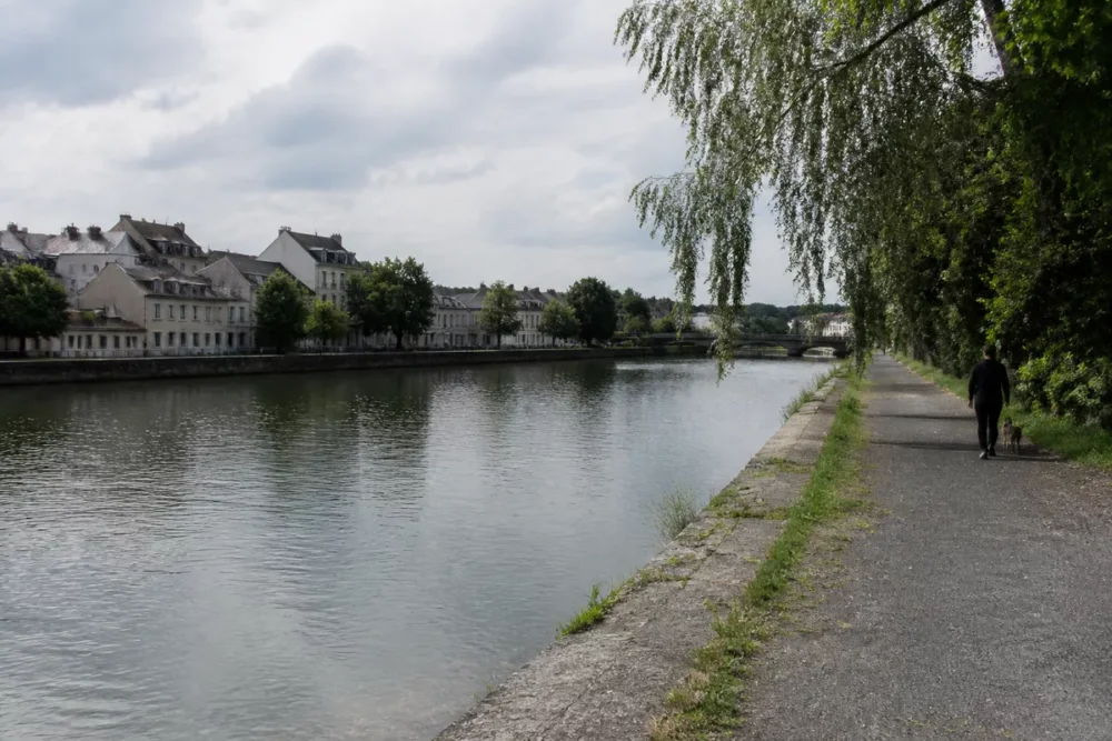 Promenade piétonne au bord de la Seine à Melun.