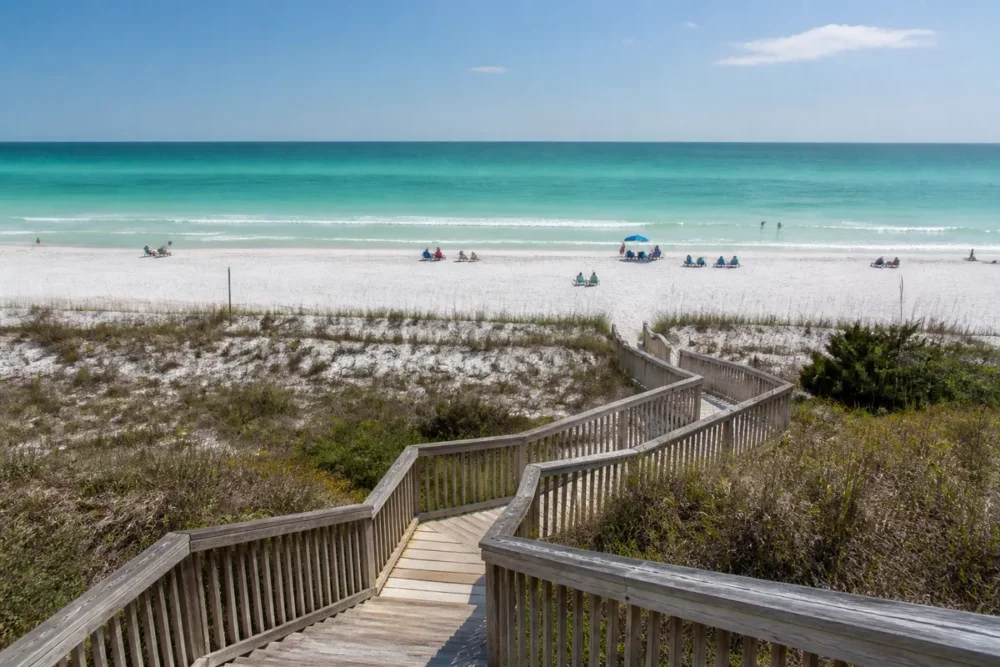 Passerelle dunaire menant à la plage de Miramar Beach en Floride