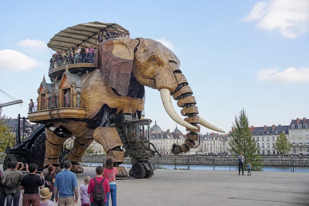 Photo réaliste du Grand Éléphant des Machines de l’île à Nantes au bord de la Loire