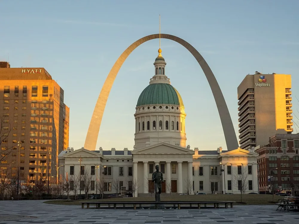 Old Courthouse patrimoine historique près de la Gateway Arch à Saint-Louis
