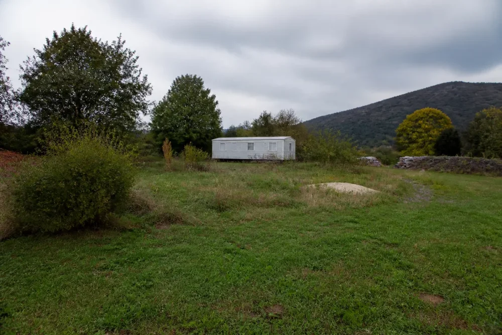 Parcelle rurale avec habitation légère mobile et environnement naturel