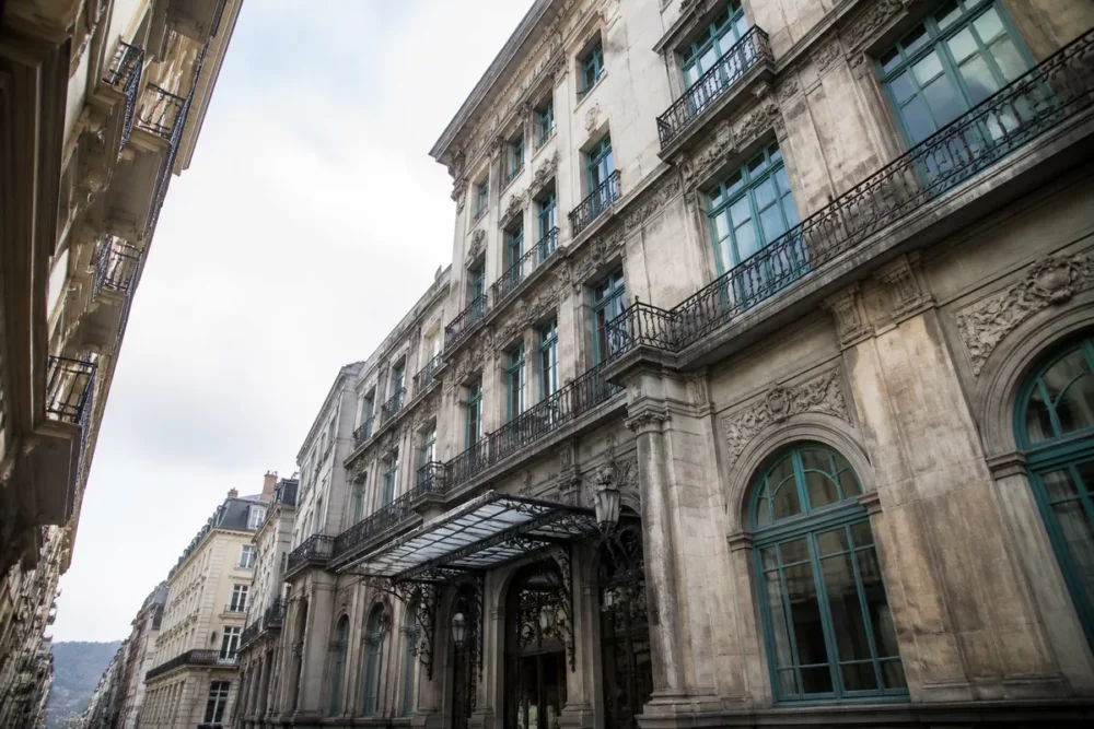 Façade en pierre d’un établissement thermal de Bagnères-de-Bigorre avec balcons et ornements