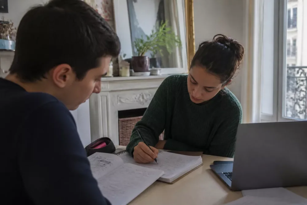 Photo réaliste d'un premier cours particulier à domicile à Lyon
