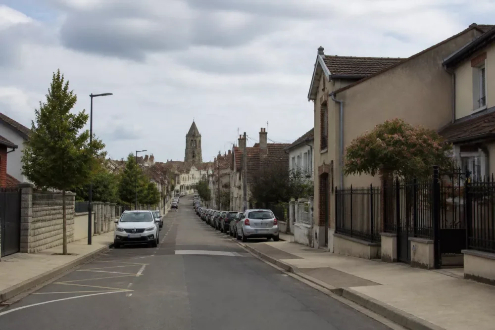 Rue résidentielle dans un quartier de Romilly-sur-Seine avec maisons, trottoirs et stationnement