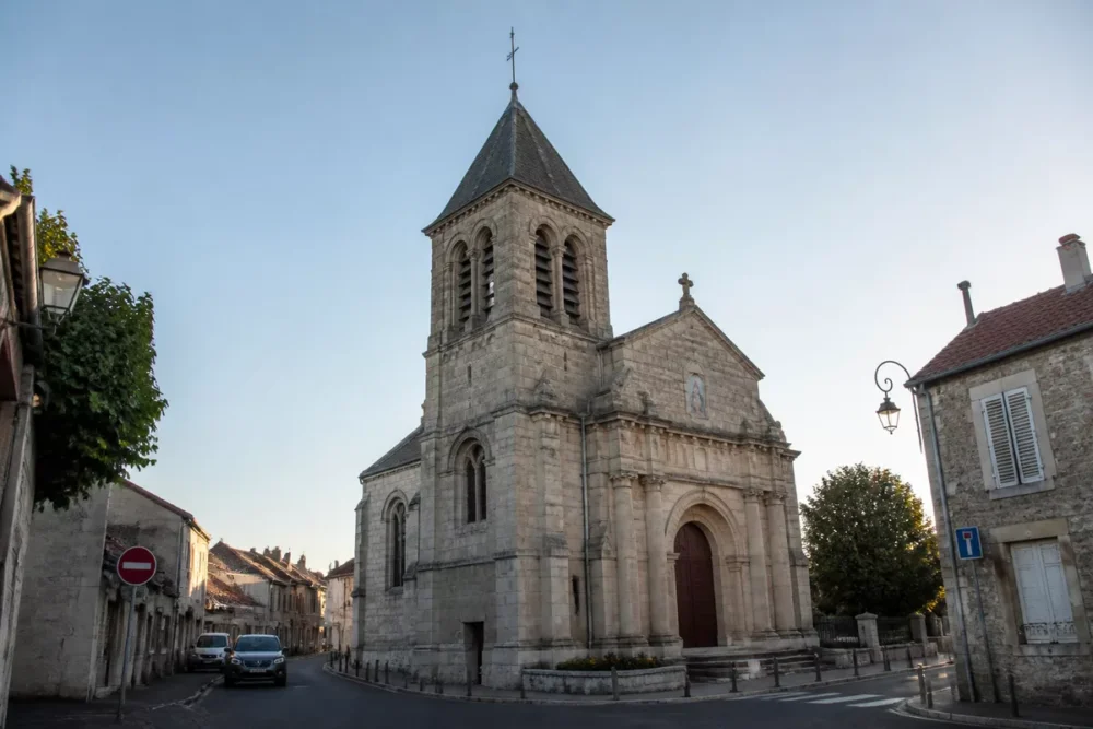 Église Saint-Pierre-et-Saint-Paul dans le Village de Sarcelles
