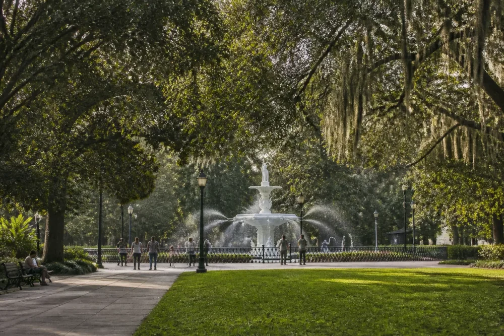 Photo réaliste de Forsyth Park et de sa fontaine historique à Savannah.