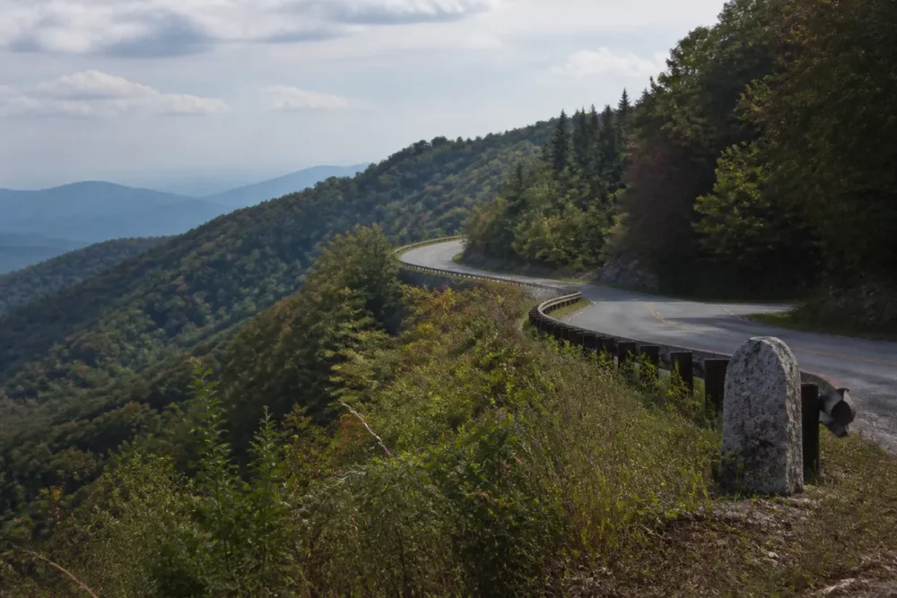Route panoramique de la Blue Ridge Parkway dans les montagnes près d’Asheville.