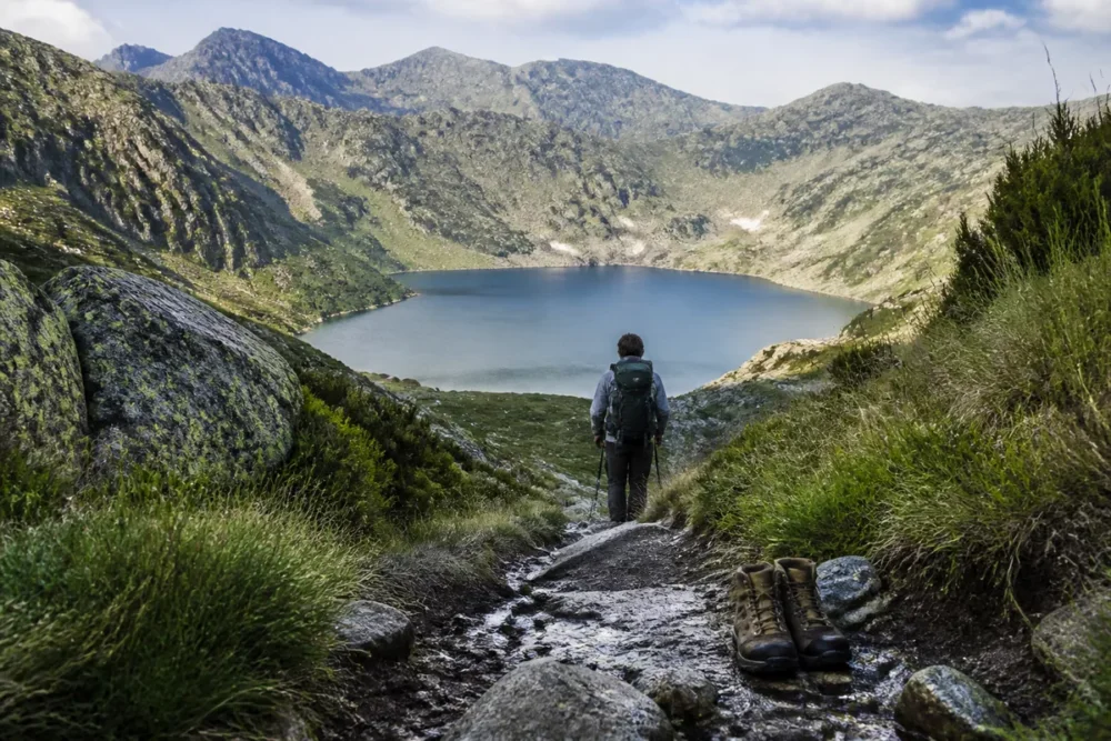 Sentier vers le lac Bleu de Lesponne lors d’une randonnée autour de Bagnères-de-Bigorre