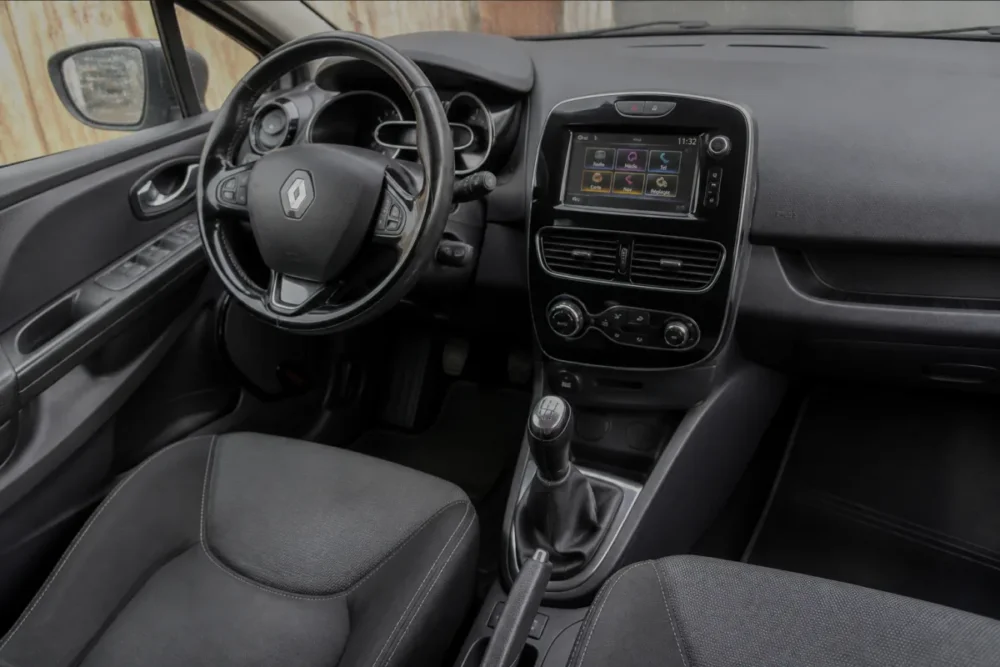 Intérieur de Renault Clio 4 avec tableau de bord et équipements utiles