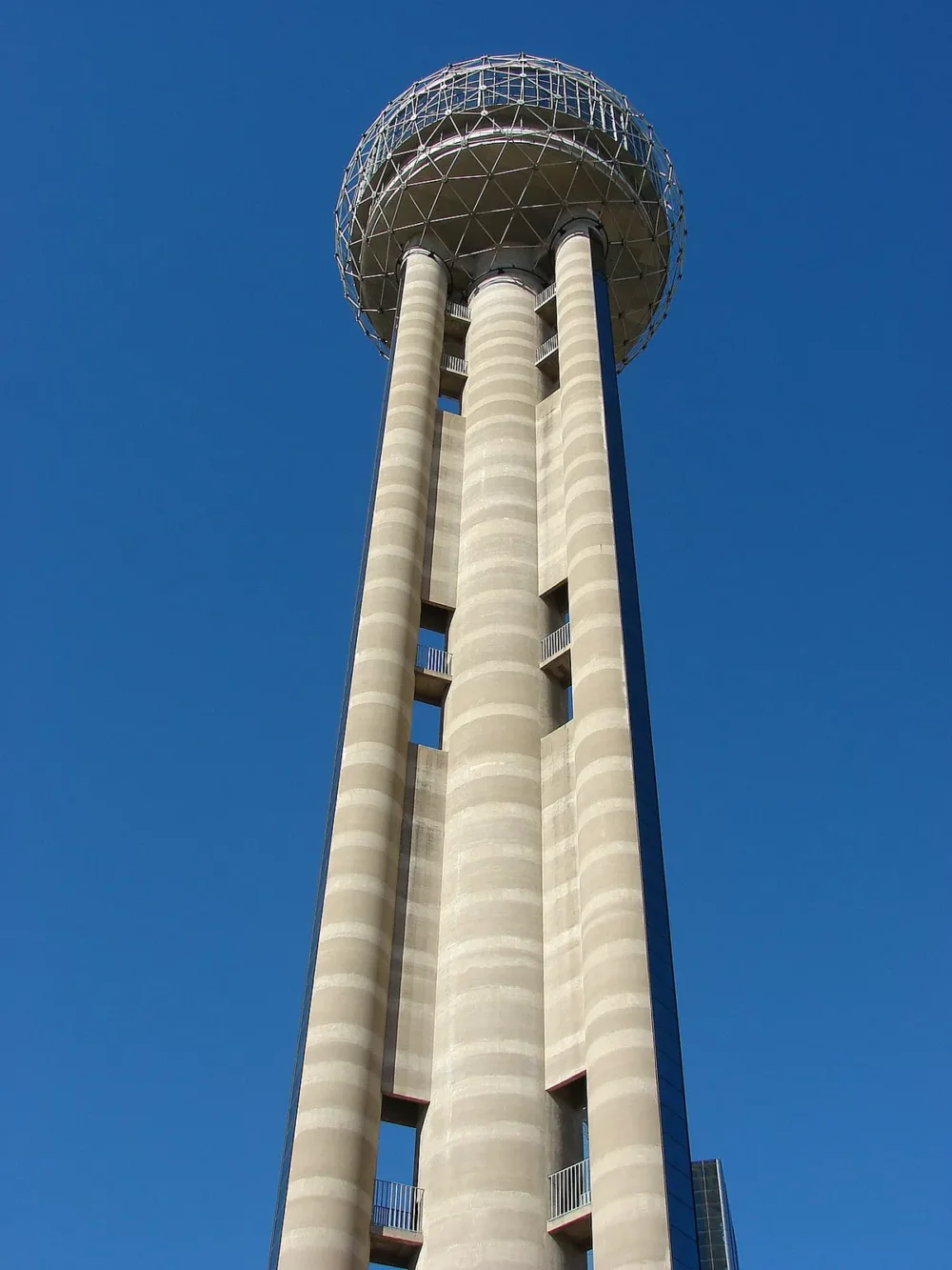 Reunion Tower et panorama urbain de Dallas au coucher du soleil