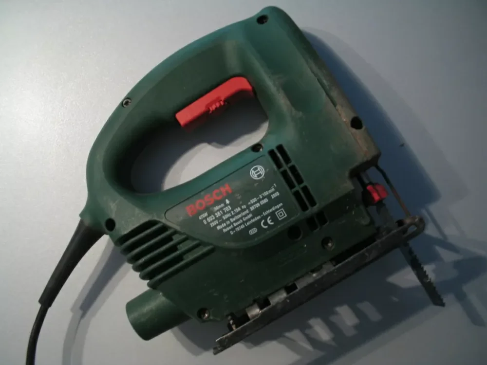 scie sauteuse électrique pour découpe de bois en rénovation intérieure