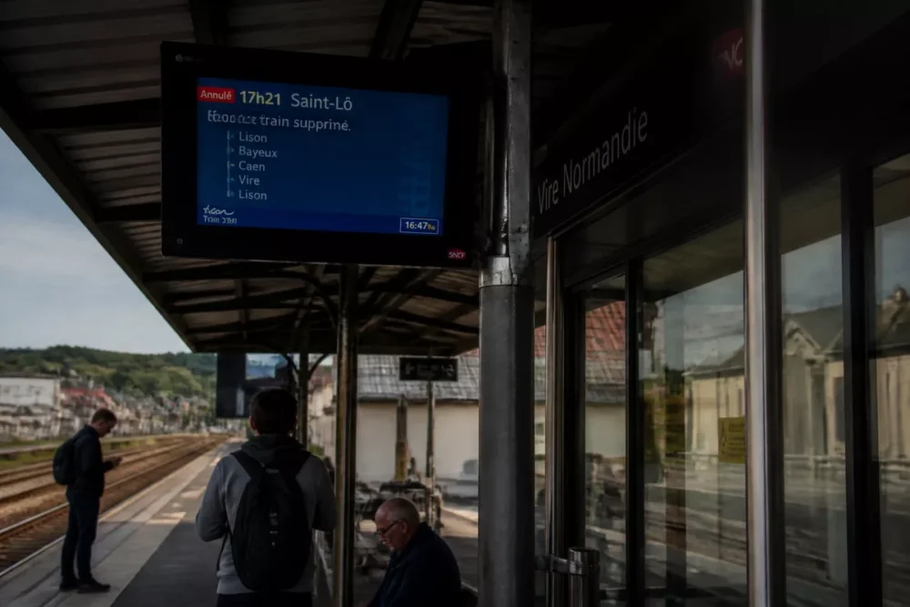 Photo réaliste d’un affichage de suppression de TER dans une gare française