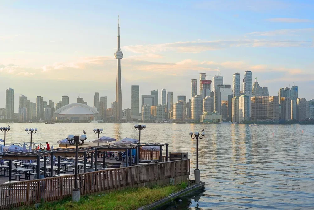 Toronto sur la rive du lac Ontario parmi les grandes villes du Canada