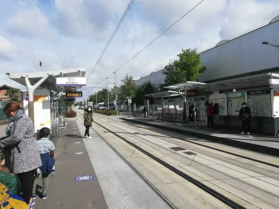 Tramway T5 à la station Roger Sémat, une solution de transports à Sarcelles