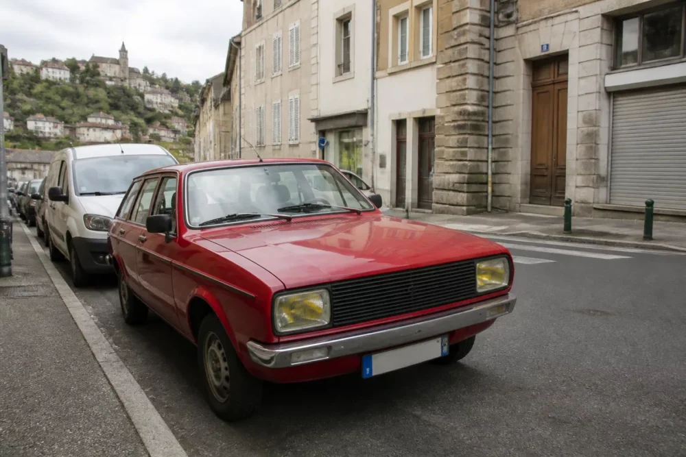 Voiture stationnée dans une rue du centre d’Annonay