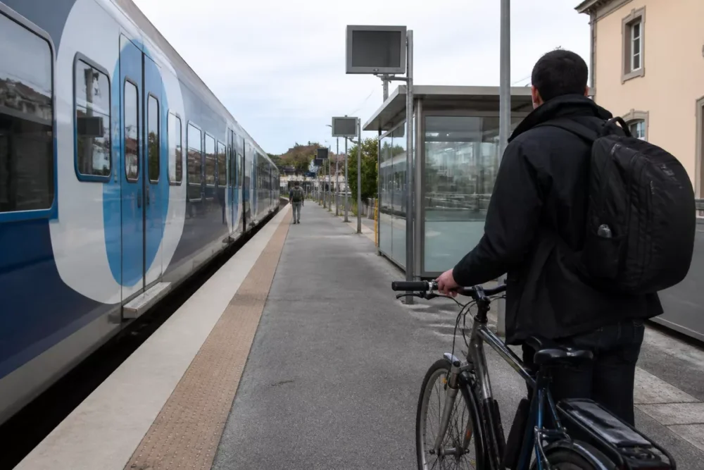 Train à l'arrêt en gare de Romilly-sur-Seine avec un vélo pour un trajet combiné