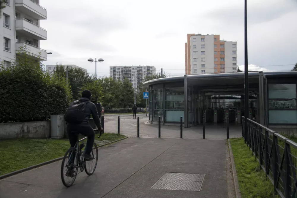 Voyageur à vélo rejoignant la gare de Garges-Sarcelles pour prendre le RER D