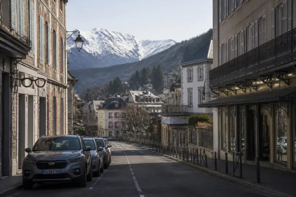 Vue réaliste de Bagnères-de-Bigorre au pied des Pyrénées