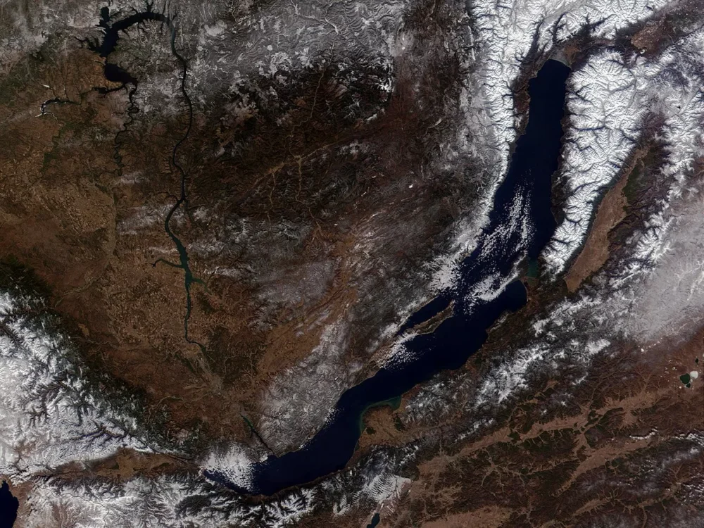 Vue satellite du lac Baïkal en Sibérie orientale