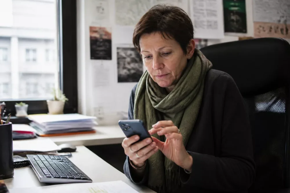 Photo réaliste d’un personnel académique consultant sa messagerie sur smartphone