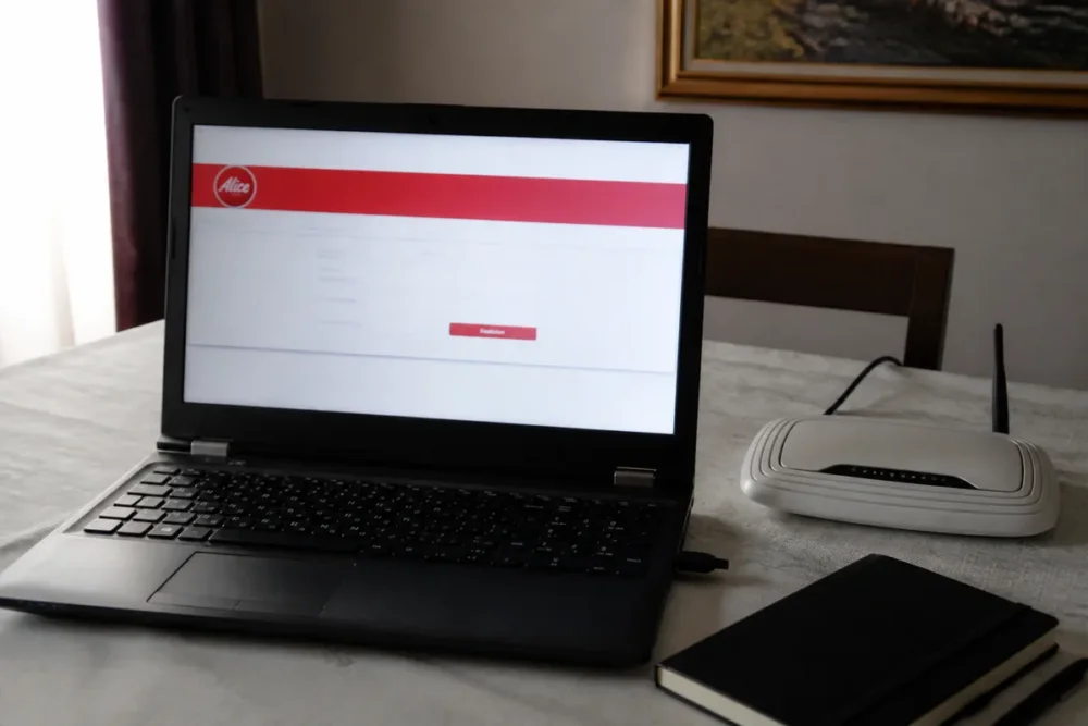 Photo réaliste d’un ordinateur personnel utilisé pour une connexion sécurisée à Alice Mail