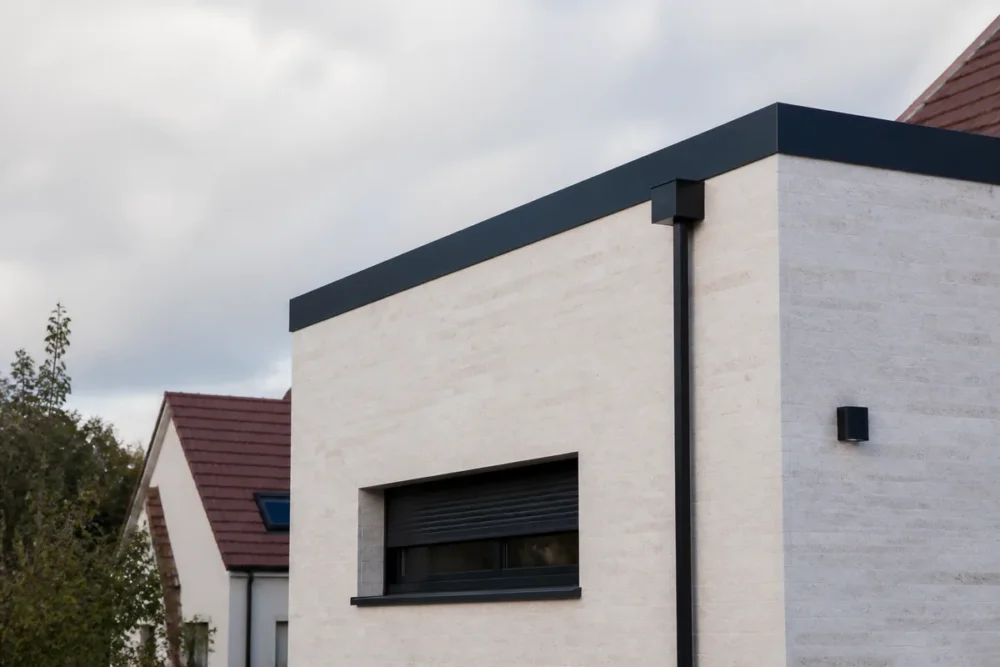Maison à toit plat contemporaine intégrée dans un lotissement pavillonnaire français