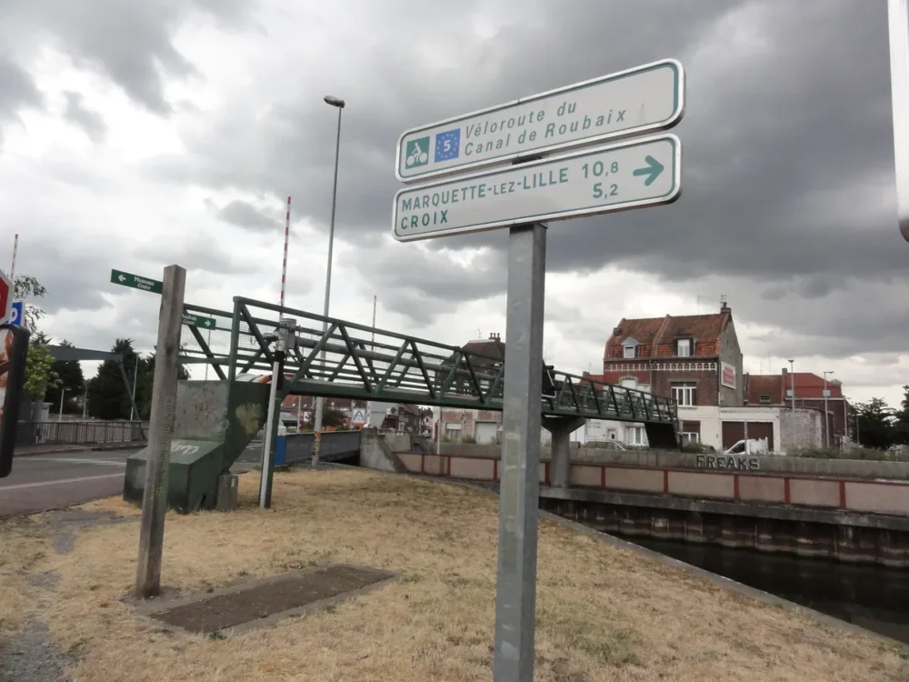 Panneaux et passerelle sur la véloroute du canal de Roubaix à Wattrelos