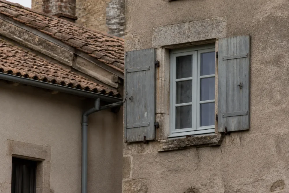Façade ancienne en secteur protégé avec fenêtres, volets, enduit et couverture à documenter pour des travaux soumis à l’ABF