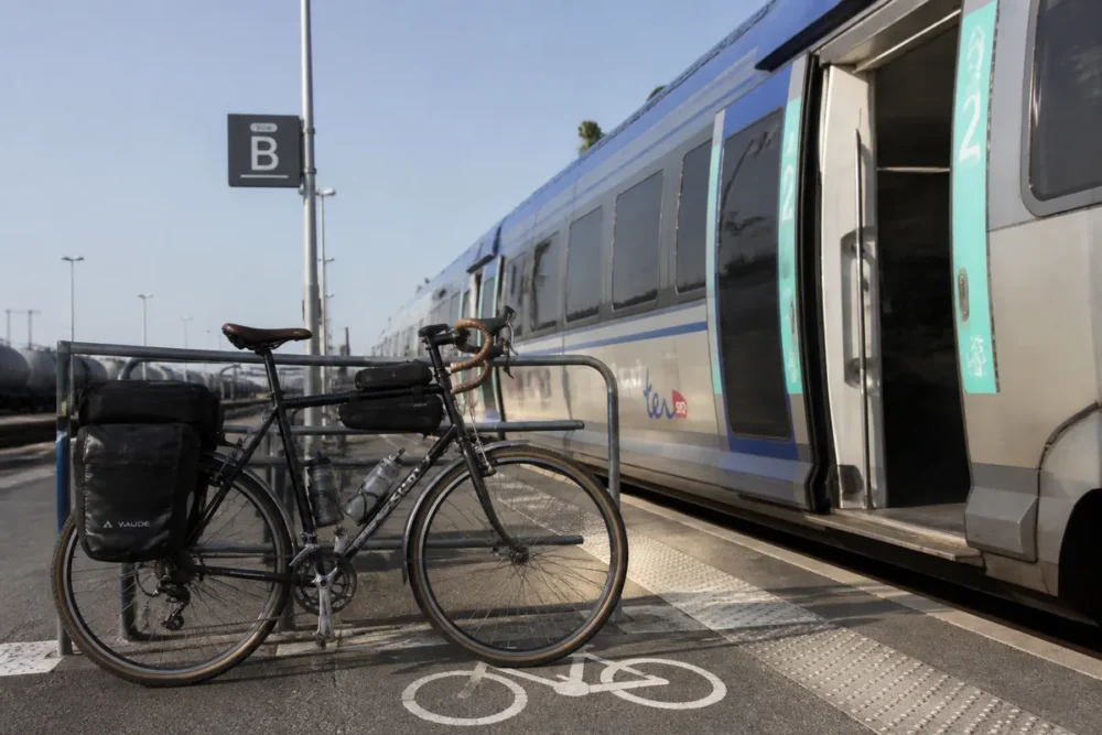 Vélo classique près d’un emplacement vélo TER sur un quai de gare