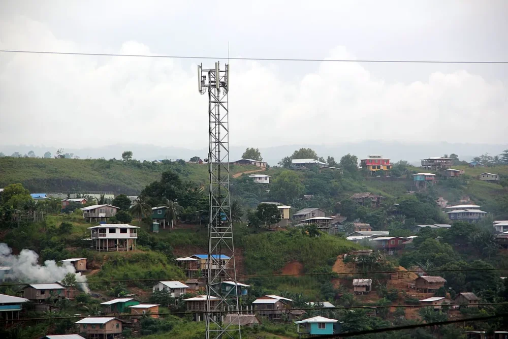 Antenne relais sur une colline à Honiara pour la couverture mobile voyage