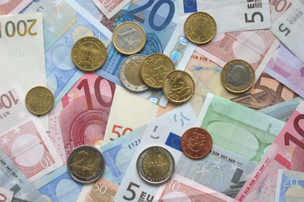 Billets et pièces en euros représentant un besoin de financement de 1000 euros