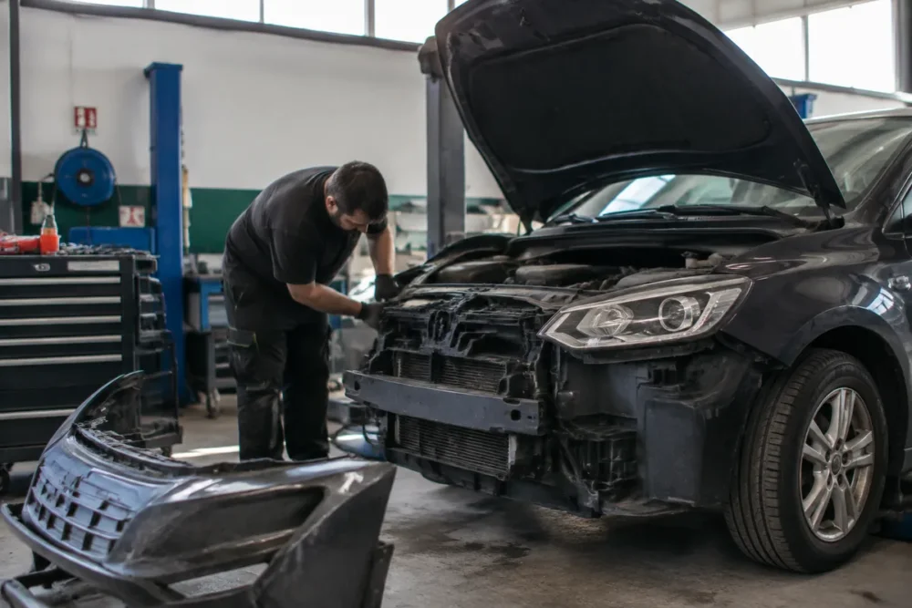 Centre auto Feu Vert avec une voiture en cours de prise en charge pour une pièce de remplacement