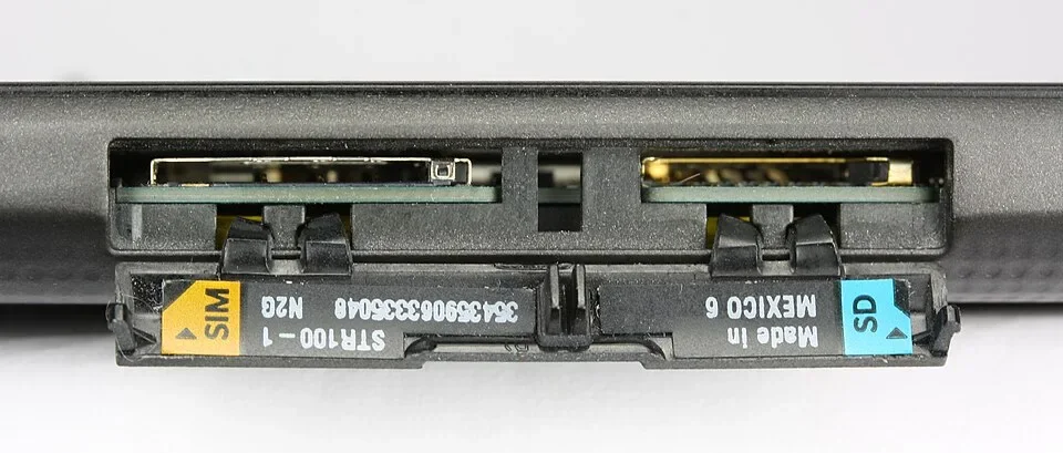 Emplacements de carte SIM et mémoire d’un BlackBerry Leap pour optimiser la couverture mobile voyage