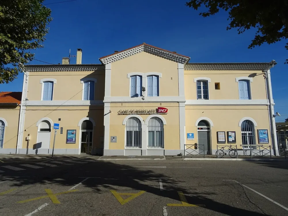 gare de Pierrelatte arrivée ferroviaire dans la Drôme