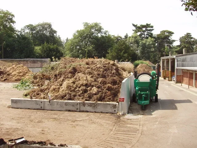 Grand tas de compost aéré aux jardins de Kew : matière en décomposition