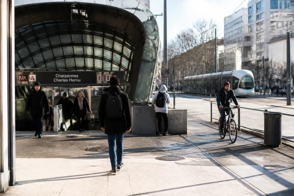 Photo réaliste du pôle Charpennes et de ses transports à Villeurbanne