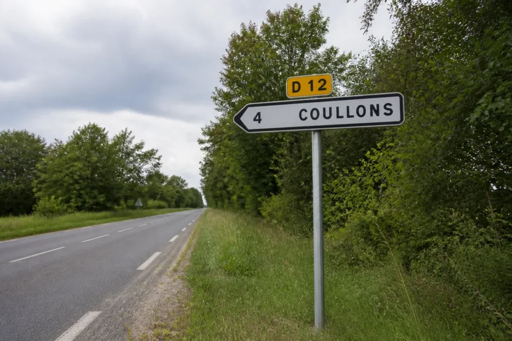 Panneau directionnel réel à l’approche de Coullons dans le Loiret