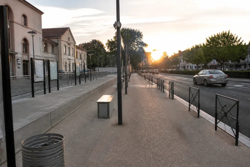 Sortie de la gare de Pierrelatte et cheminement piéton vers le centre-ville
