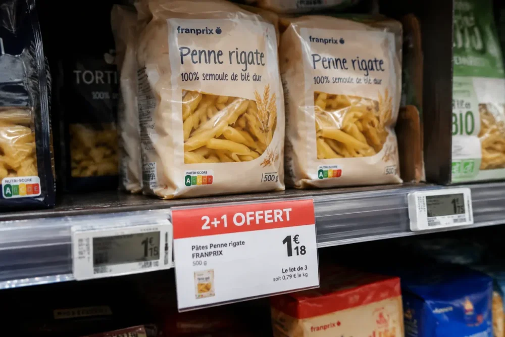 Photo réaliste d’une étiquette promotionnelle Franprix placée sous un produit en rayon