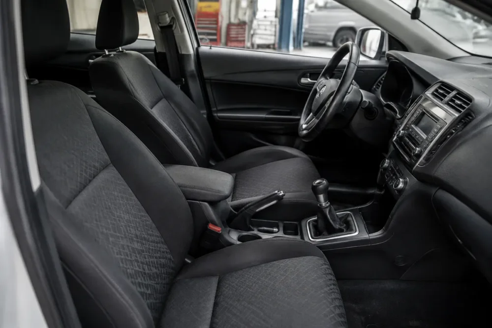 Voiture réelle préparée avant un rendez-vous d’entretien chez Feu Vert