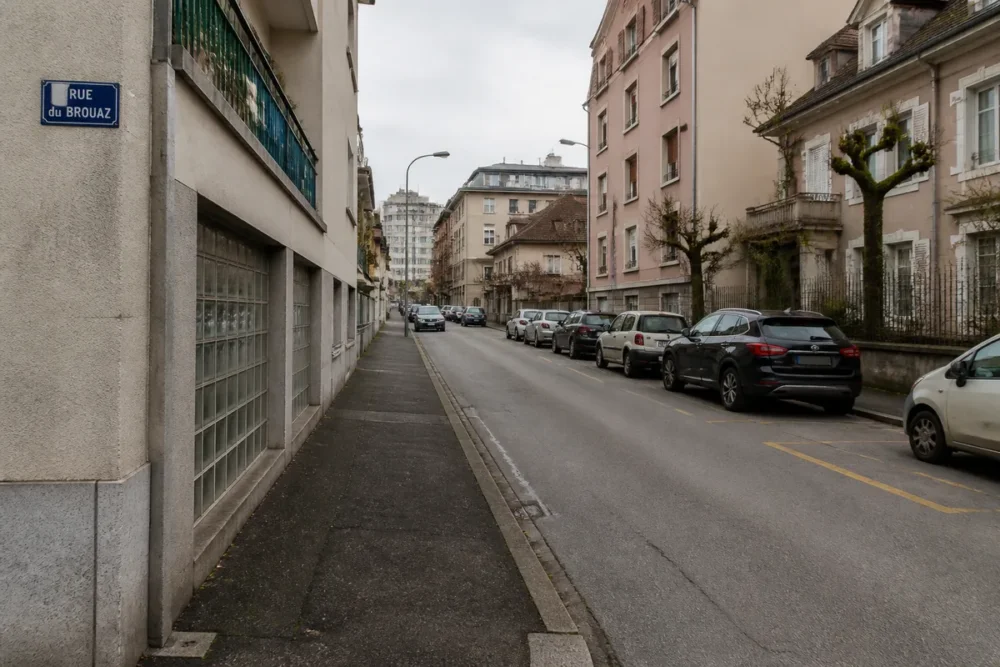 Vue réelle de la rue du Brouaz à Annemasse avec son cheminement piéton.