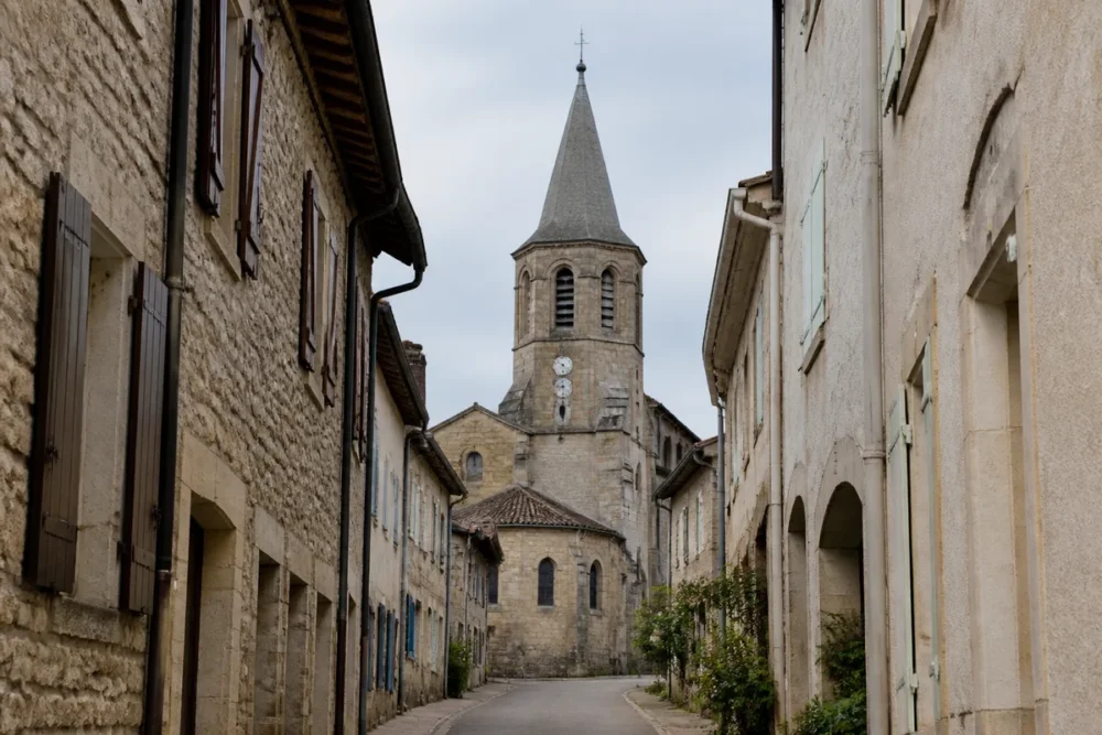 Rue du centre ancien de Saint-Amour menant vers l’église et son patrimoine jurassien.
