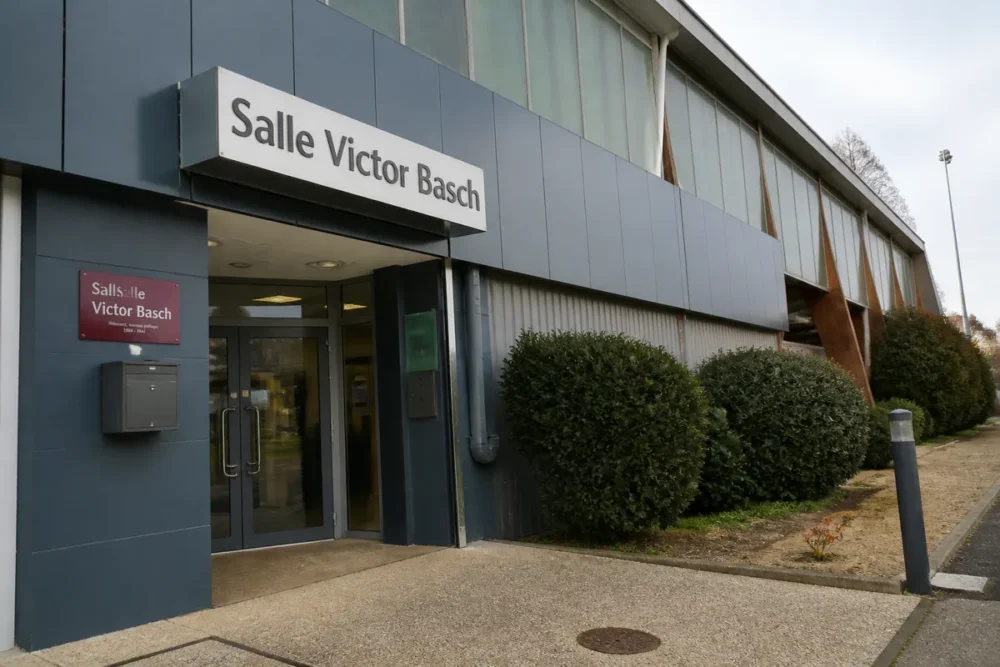 Entrée et cheminement piéton vers la salle Victor-Bach