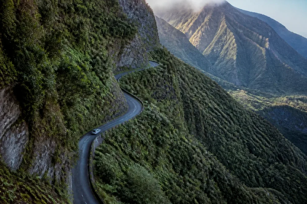 Route de montagne sinueuse entre les reliefs volcaniques de La Réunion